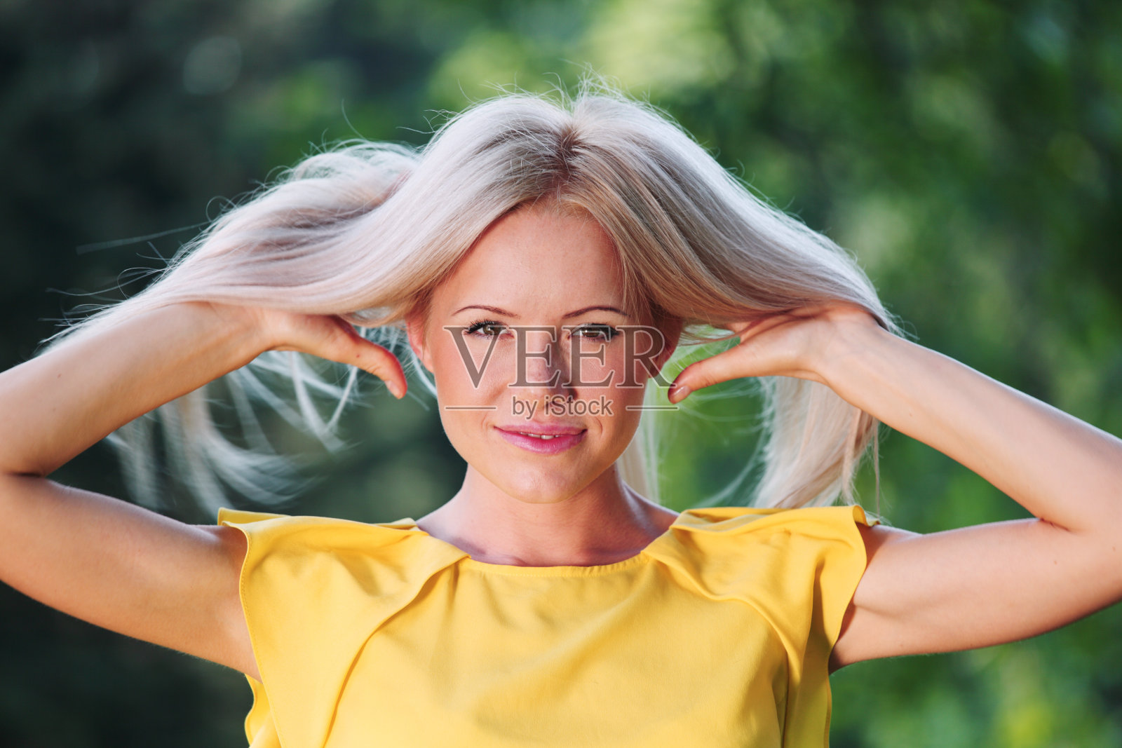 森林里的快乐女人照片摄影图片