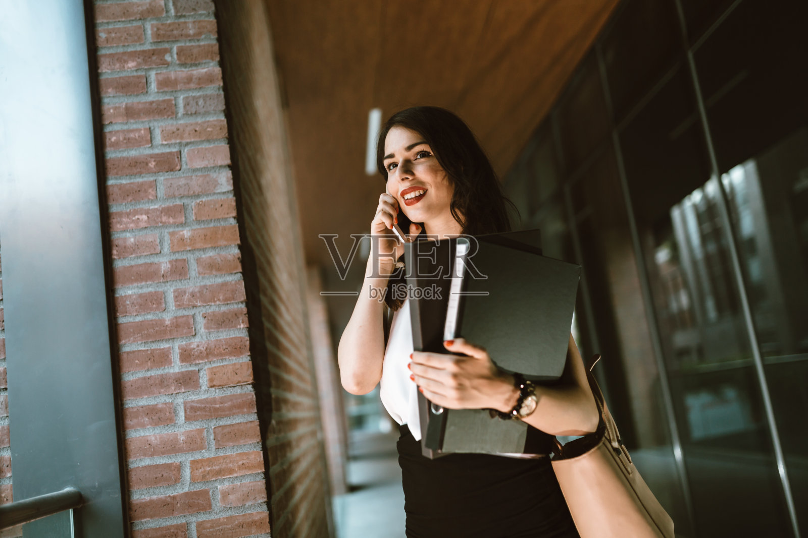 商人拿着文件夹照片摄影图片