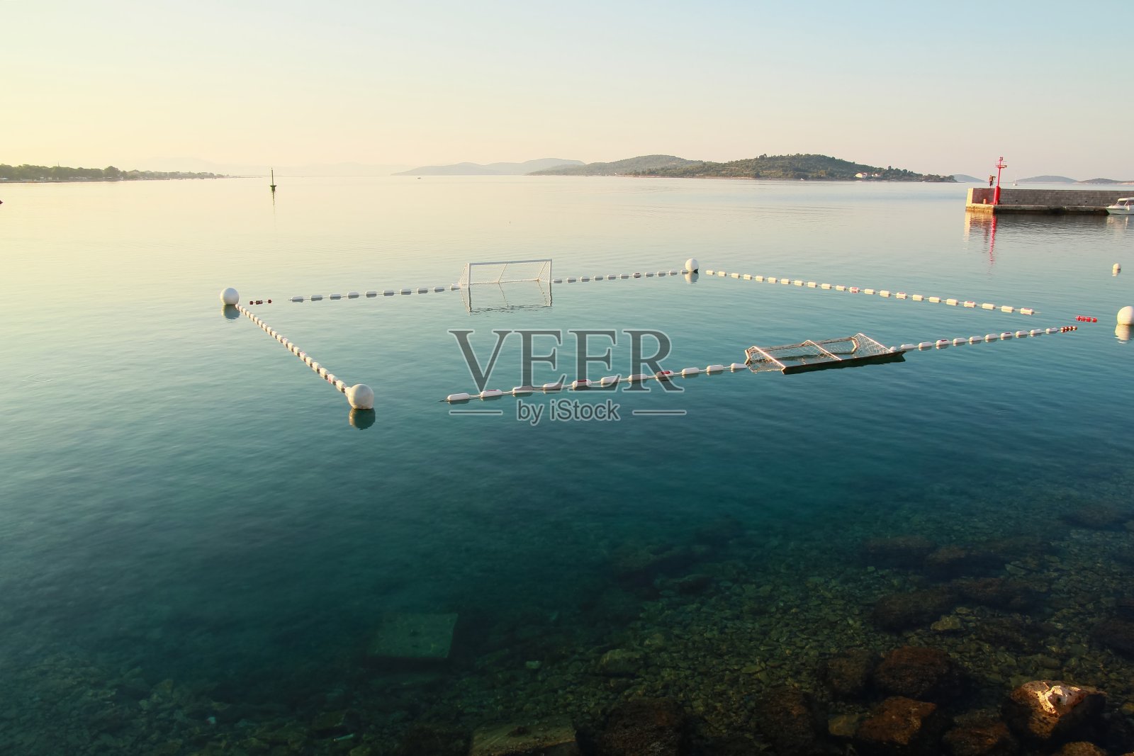 伏特加里的水池照片摄影图片