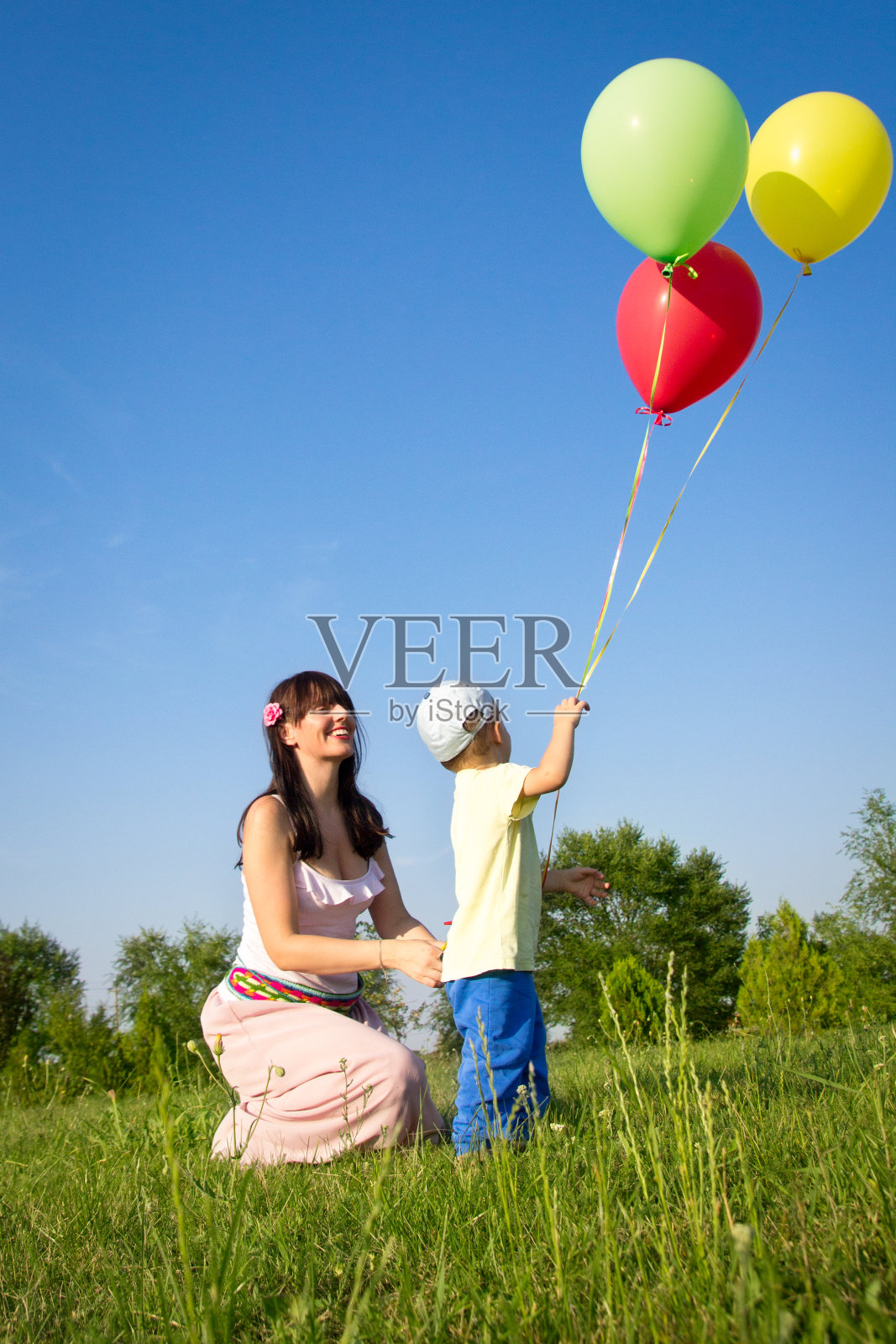 妈妈和儿子在玩气球照片摄影图片