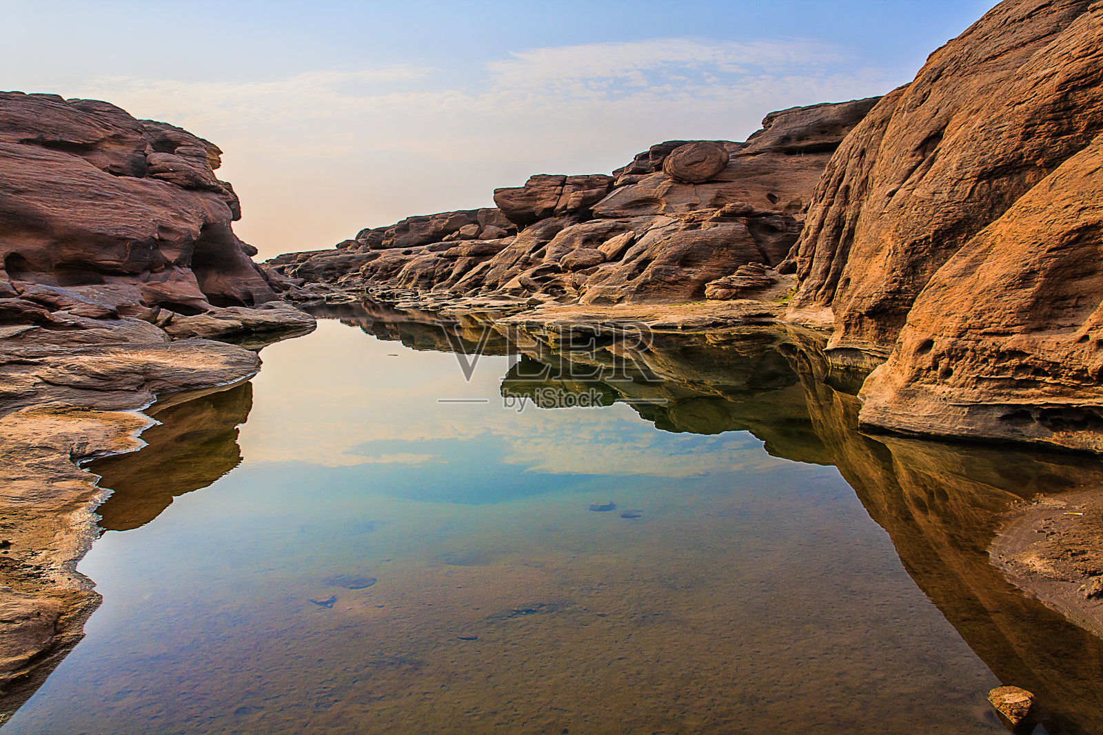 反射的石头照片摄影图片