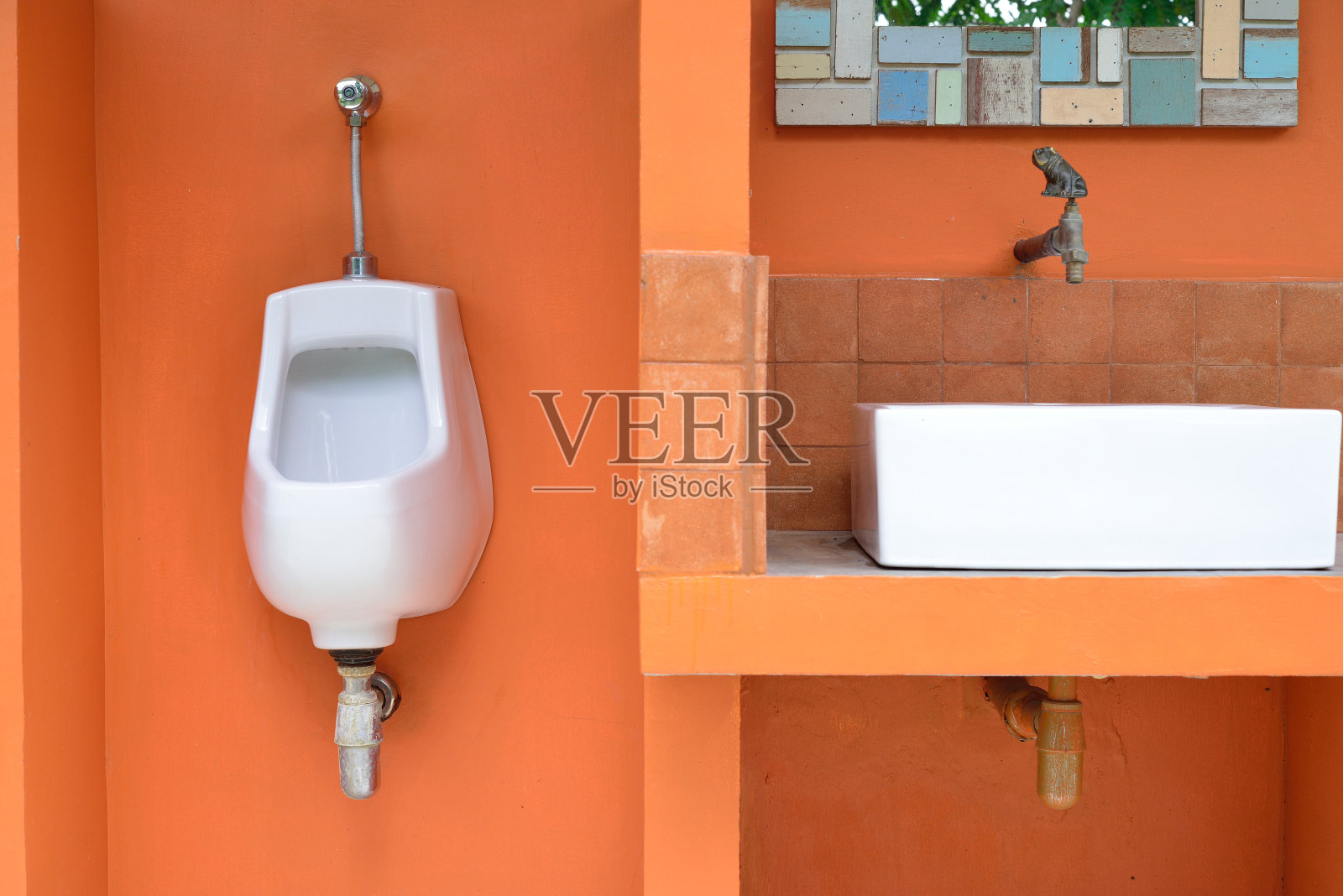 公共厕所的单便池照片摄影图片