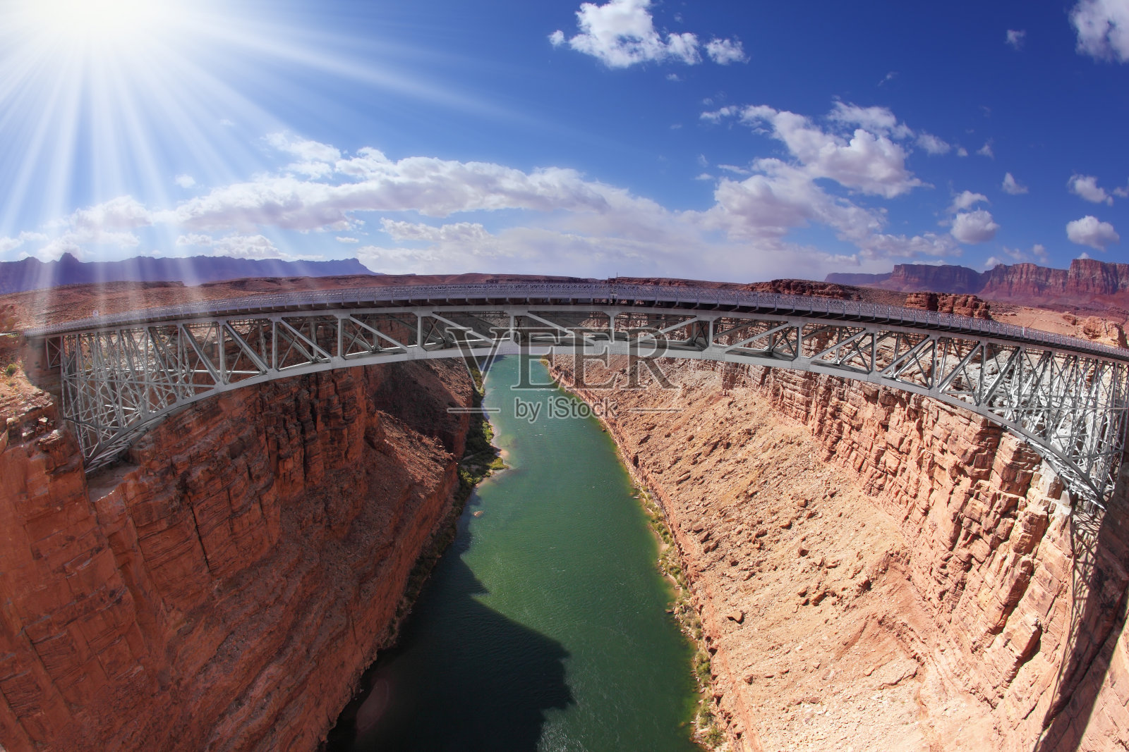 阳光照在桥上照片摄影图片