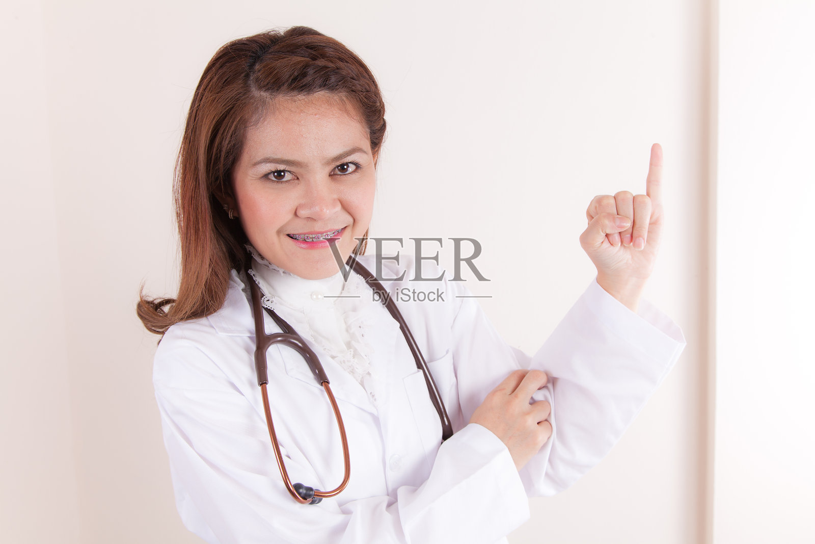 医生举起小手指“小指”照片摄影图片