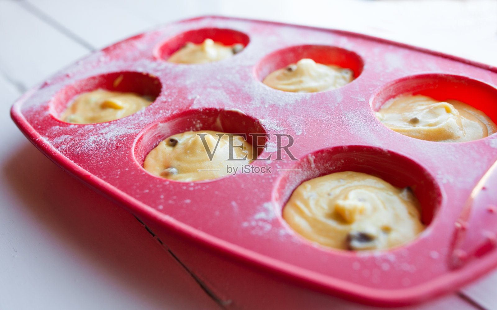 在桌子上做巧克力和香草松饼照片摄影图片