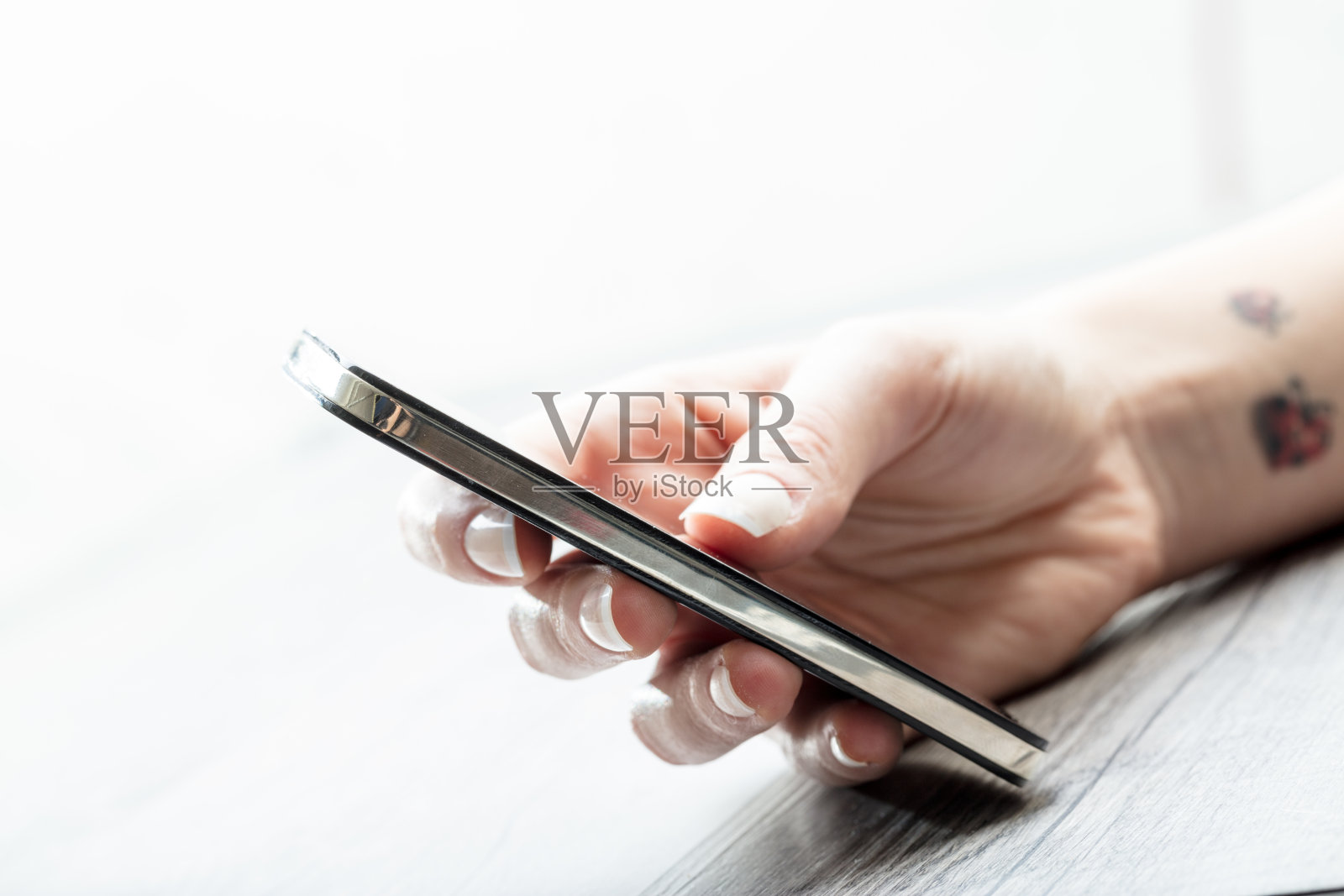 拿着现代智能手机的年轻女子照片摄影图片