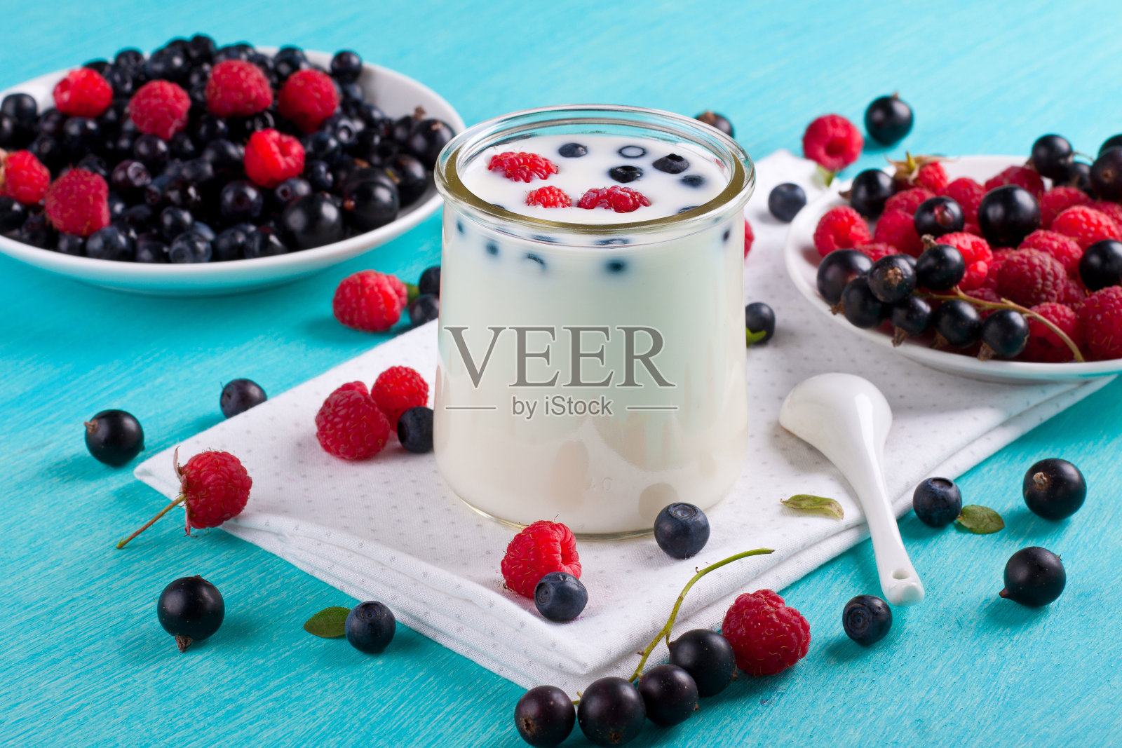 草莓和牛奶照片摄影图片