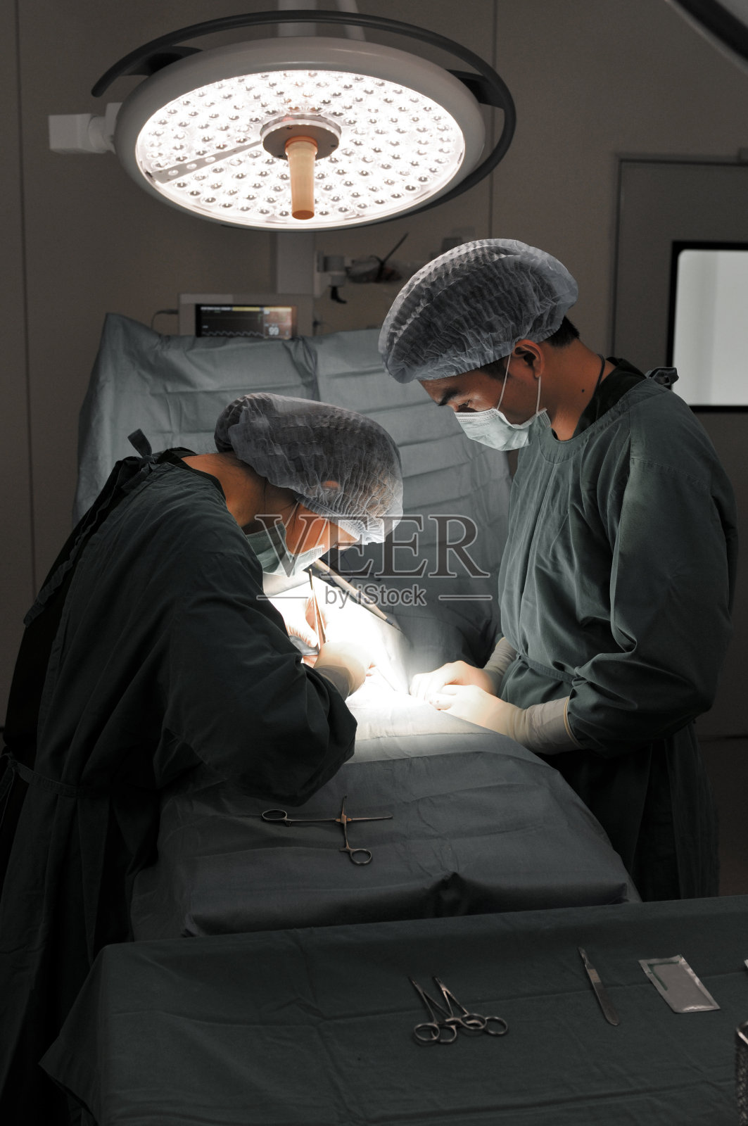 两个兽医在手术室照片摄影图片