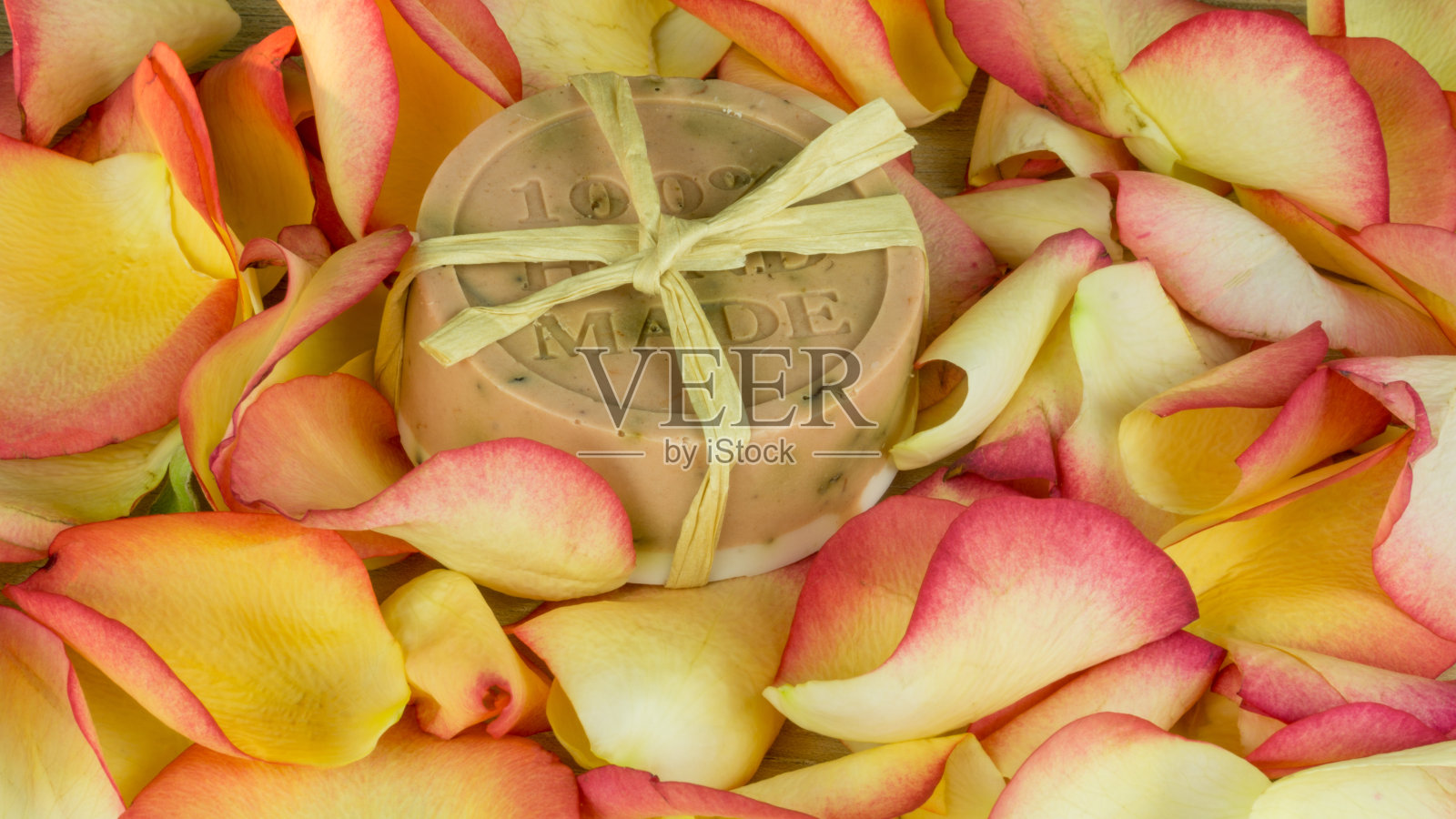 玫瑰肥皂,玫瑰花瓣和玫瑰花朵照片摄影图片