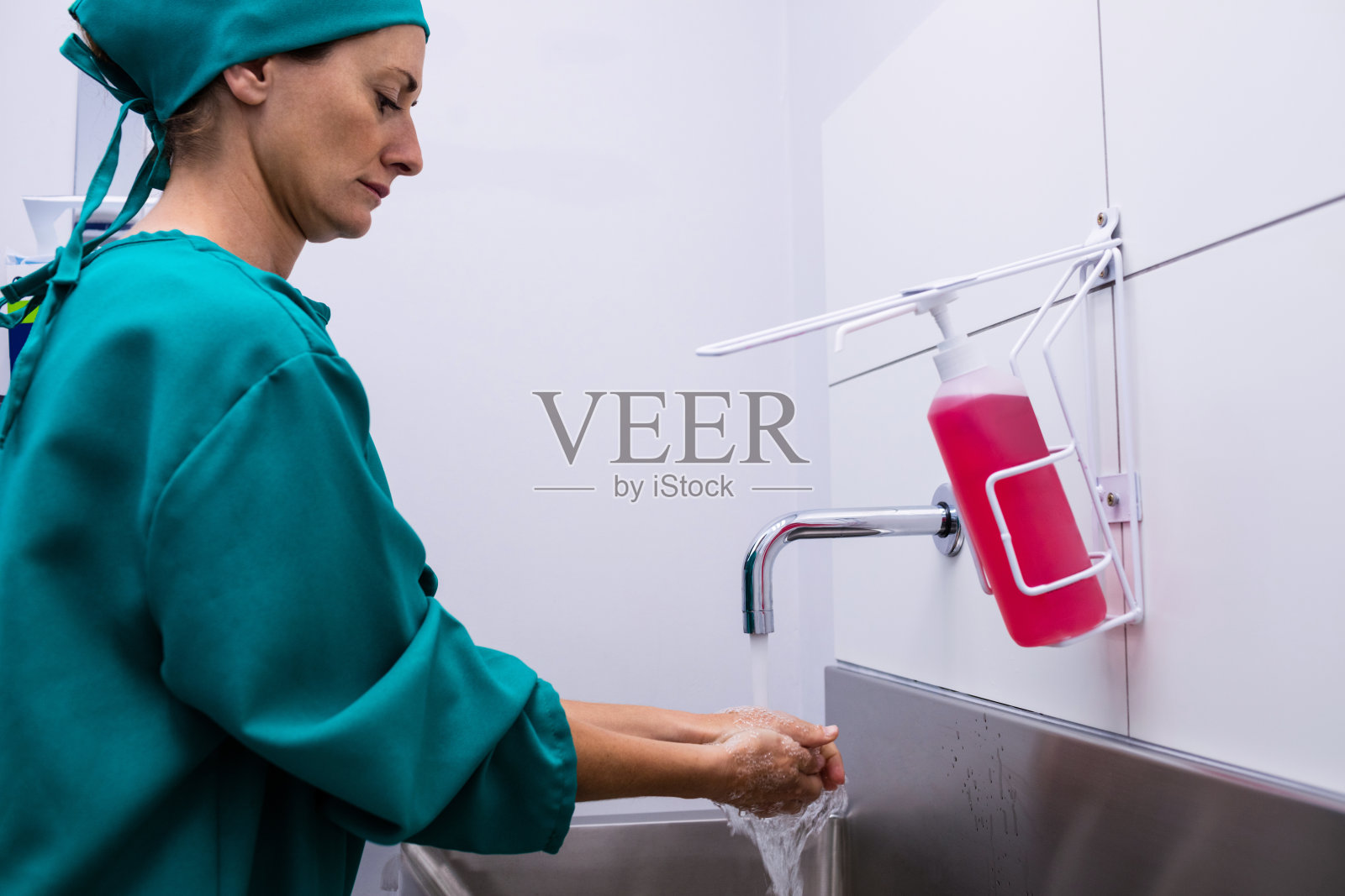 女外科医生正在洗手照片摄影图片