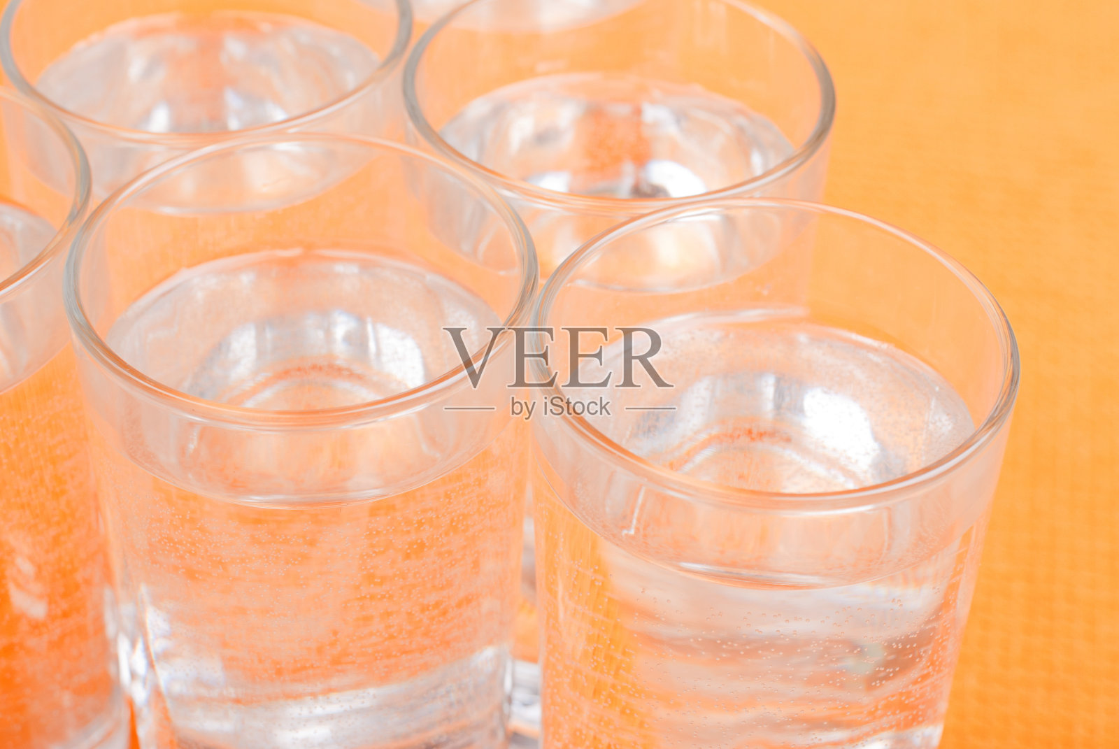 一杯水,一块餐巾照片摄影图片