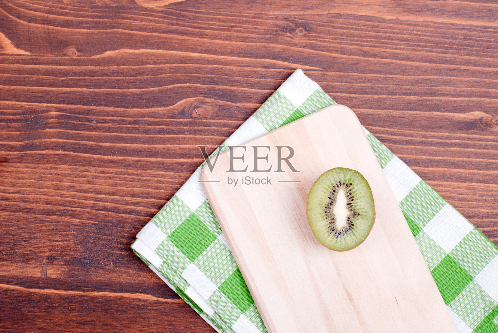 成熟美味的猕猴桃切片在一块餐巾板上照片摄影图片