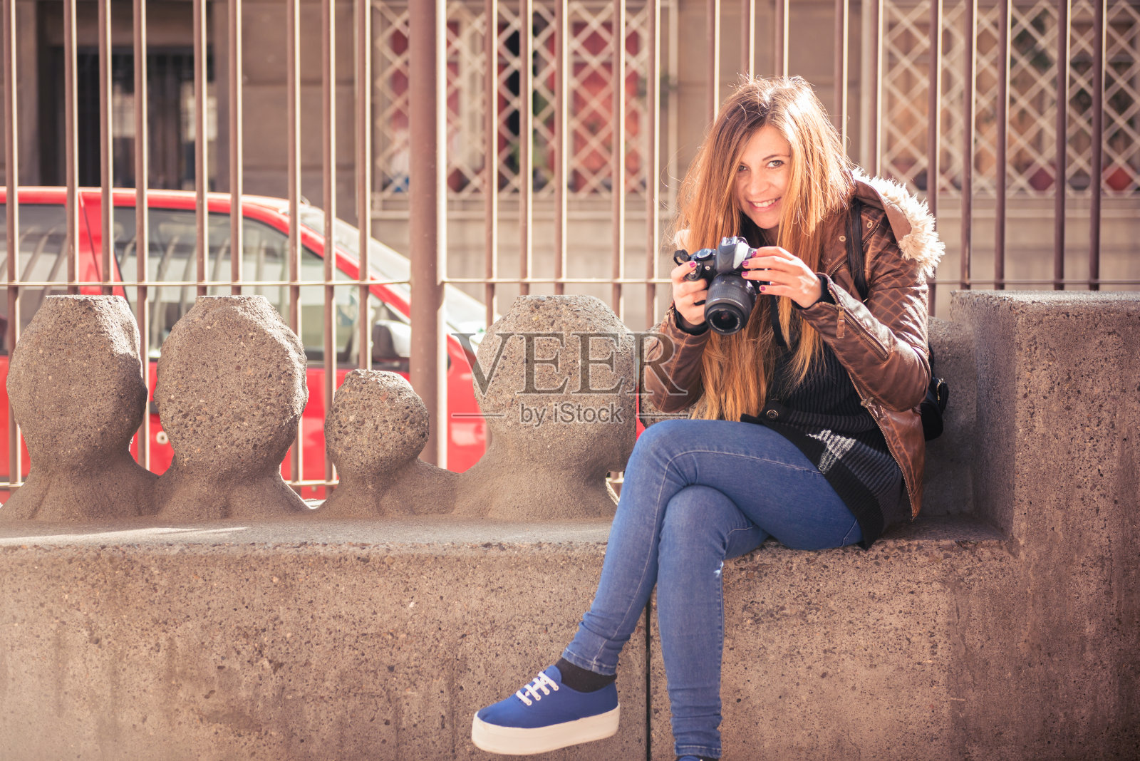 年轻美丽的摄影师女孩,在城市里拍照照片摄影图片