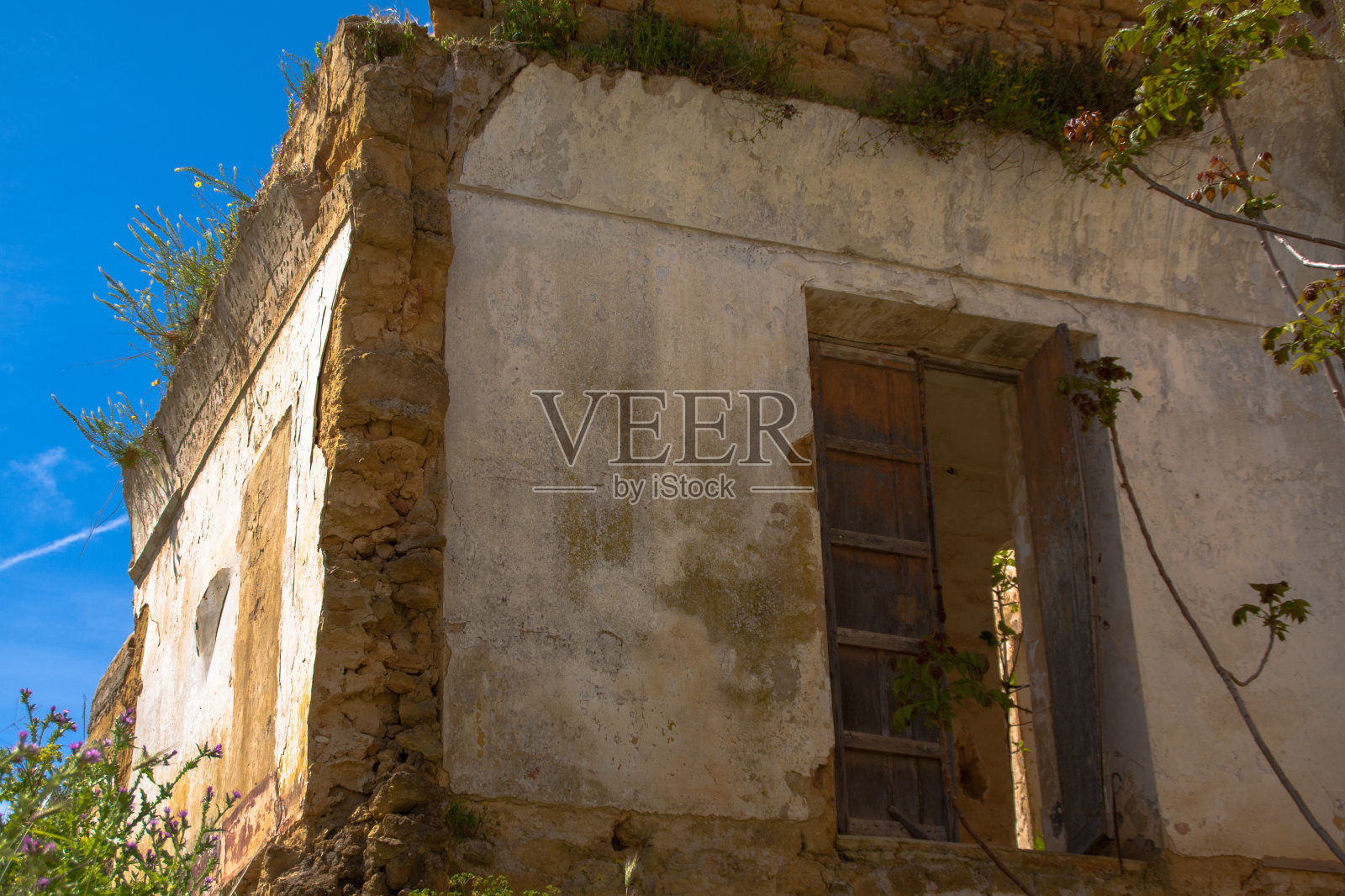 一所被毁的房子的门打开了照片摄影图片