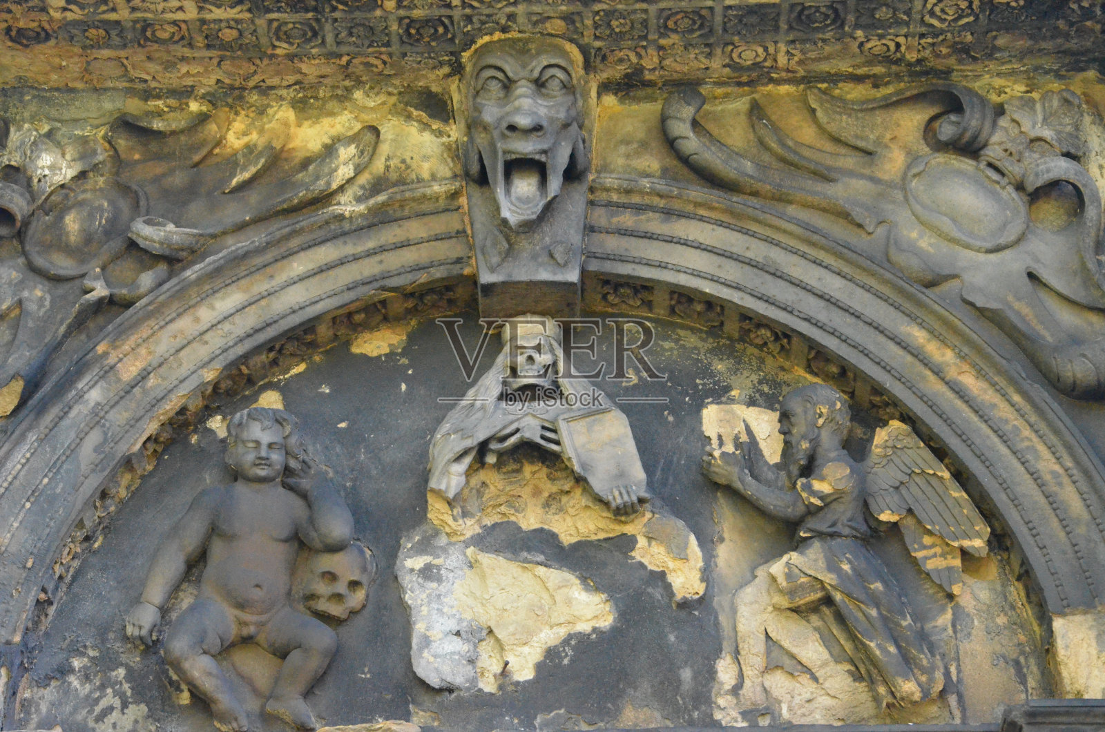 面对墓碑石刻照片摄影图片