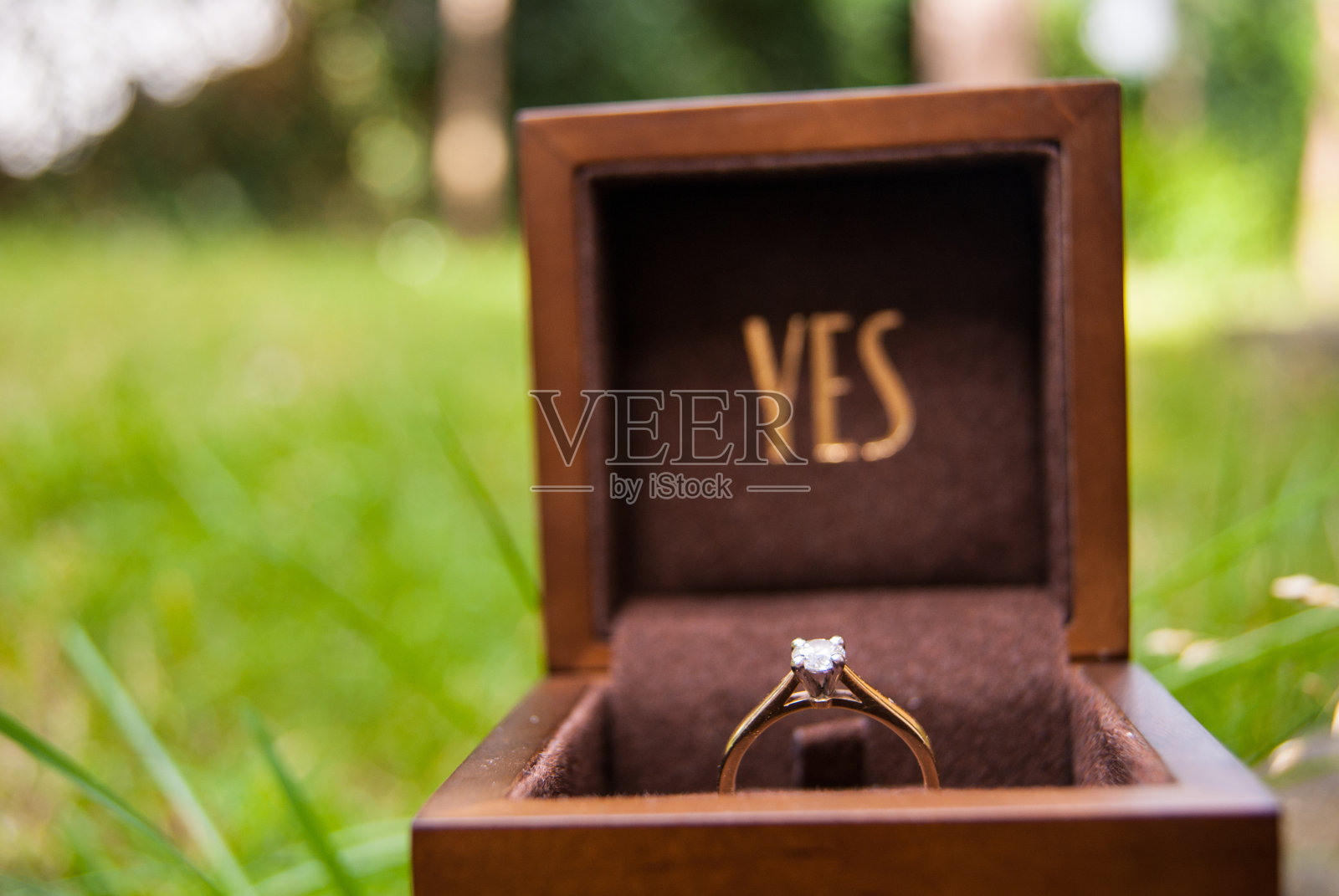 订婚戒指在盒子里-是的照片摄影图片