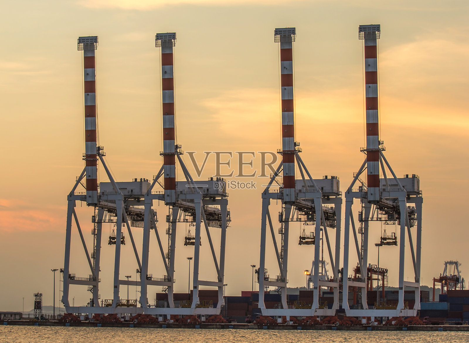 在船厂使用起重机的集装箱货船照片摄影图片