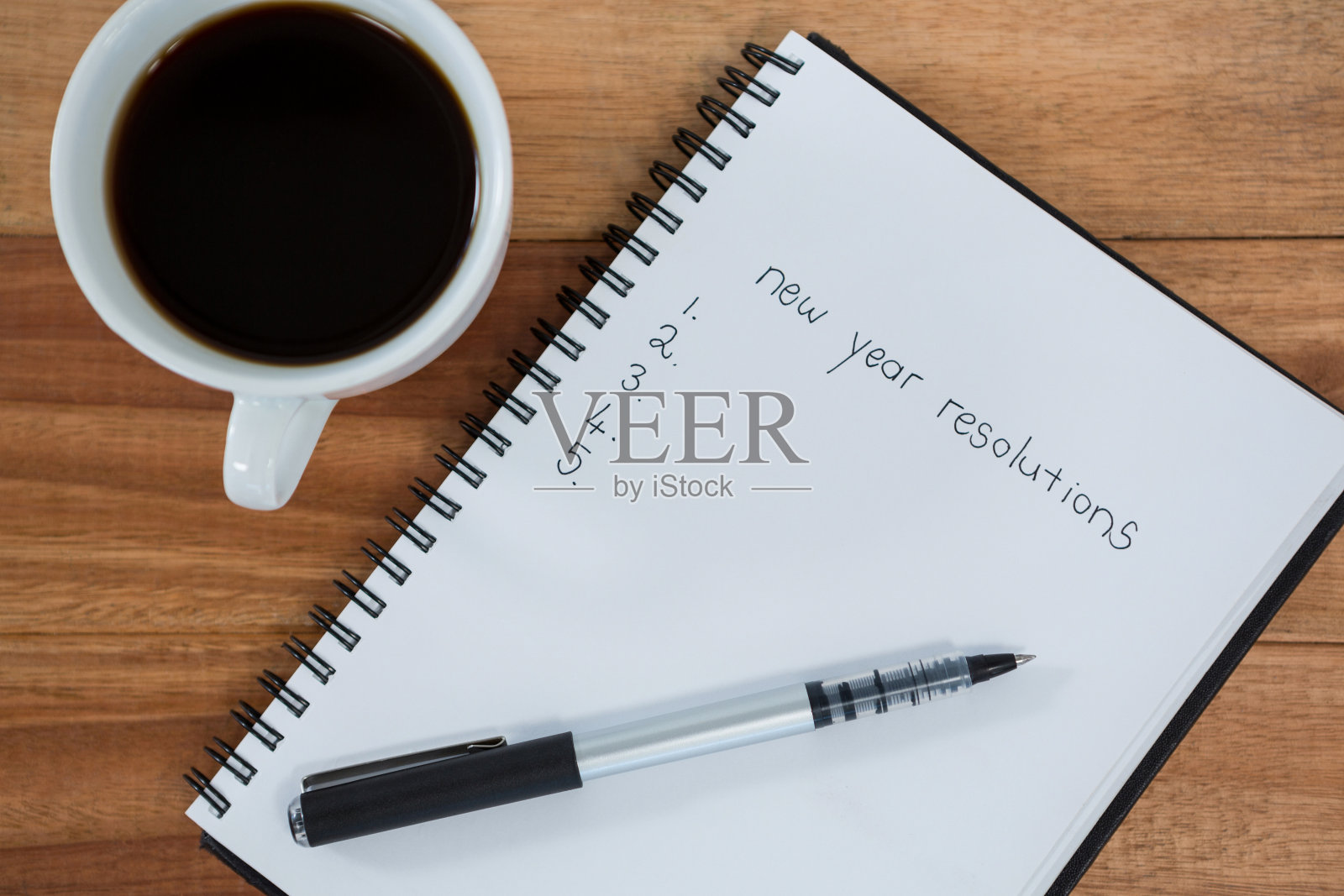 特写咖啡杯与日记和钢笔照片摄影图片