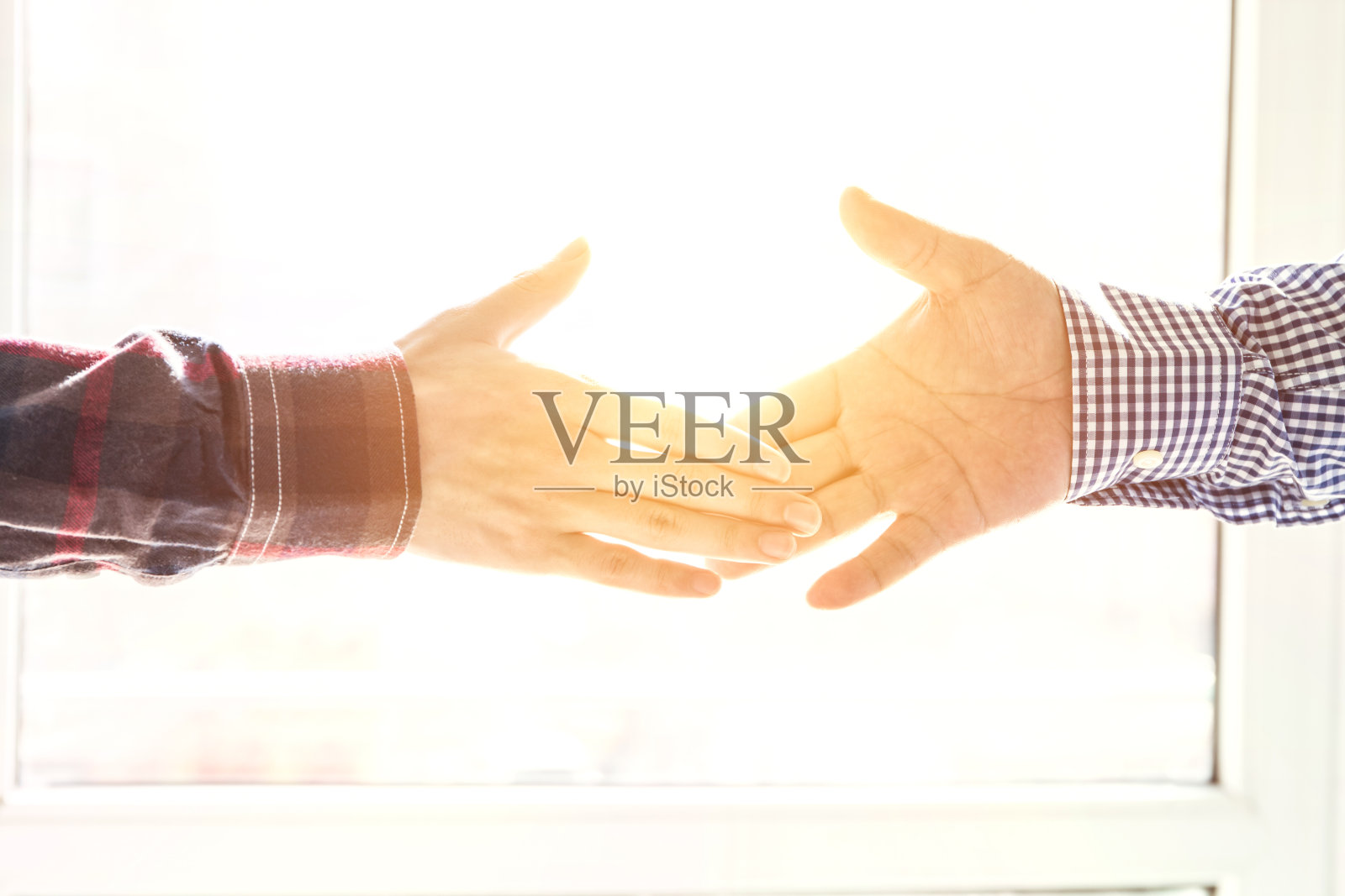 业务人员握手照片摄影图片