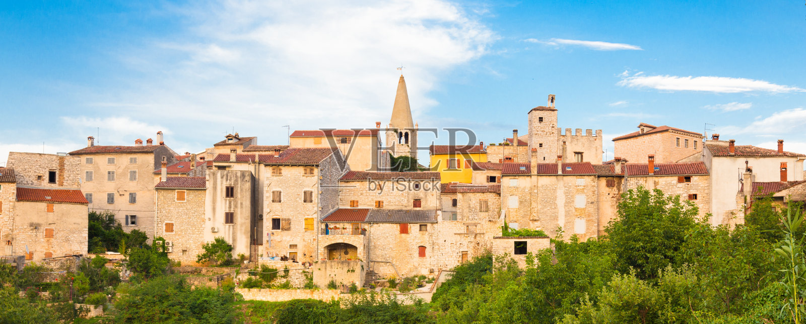 克罗地亚贝尔村全景。照片摄影图片