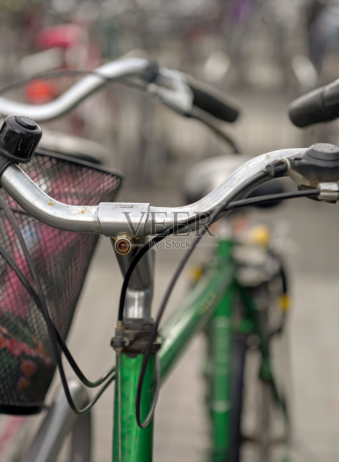 停在绿色的自行车照片摄影图片