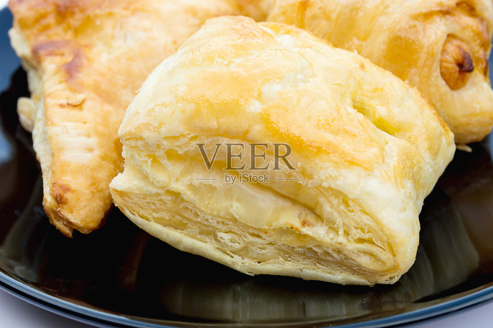 黑色盘子上的酥皮照片摄影图片