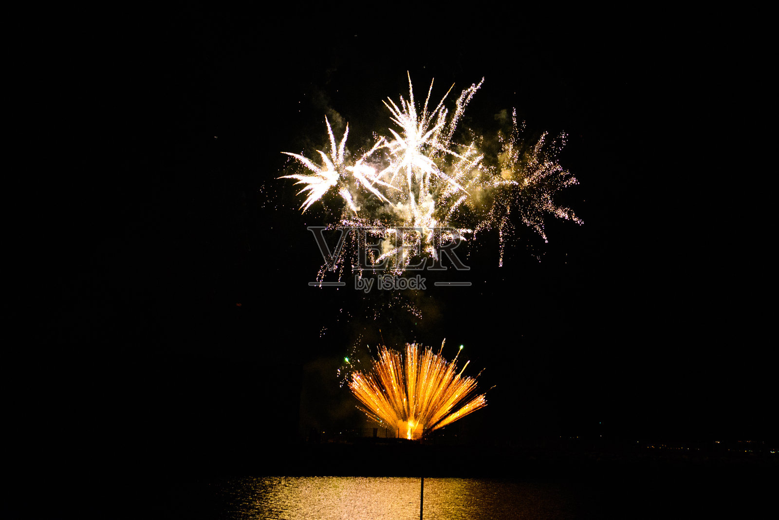 烟花在夜空中照片摄影图片