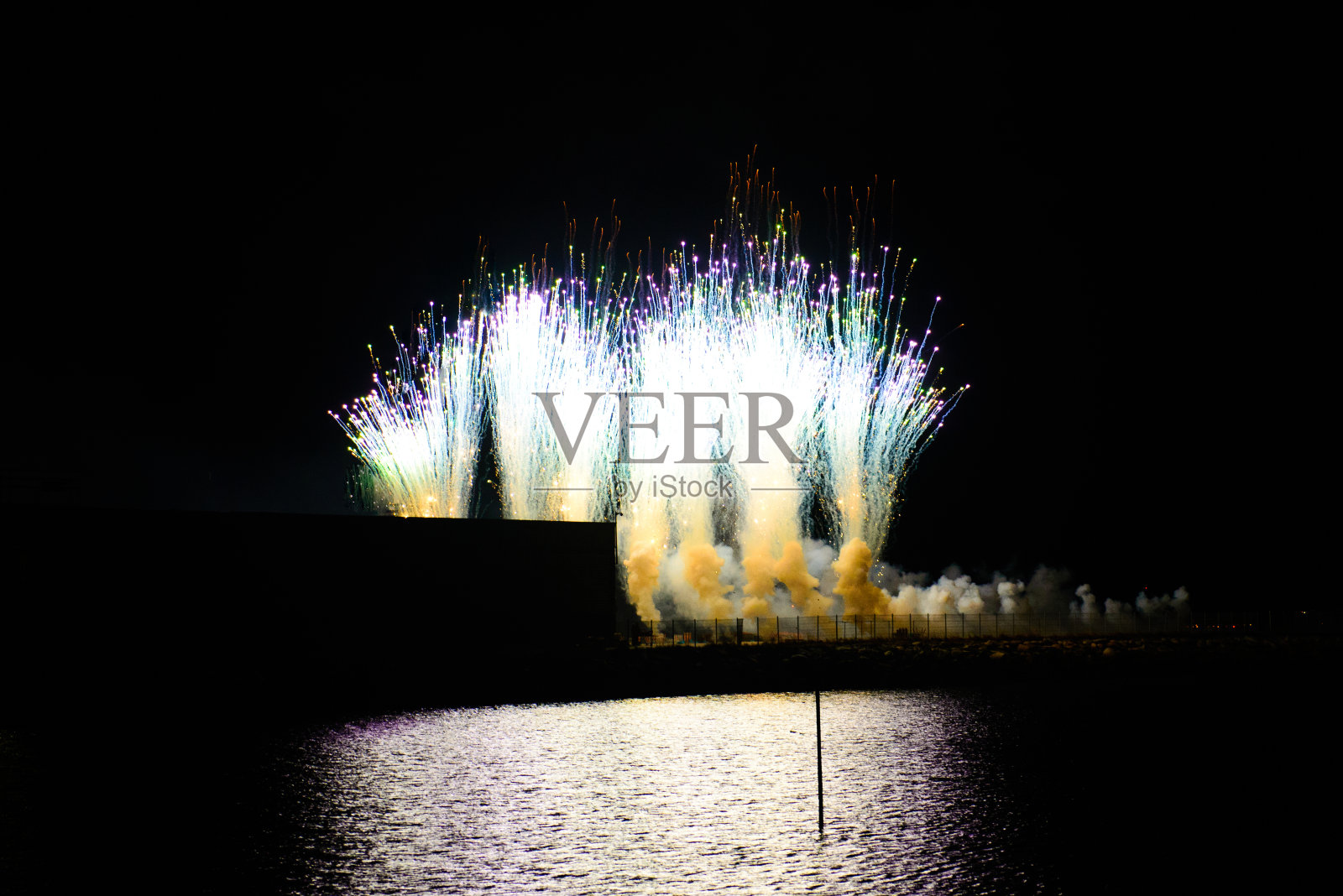 烟花在夜空中照片摄影图片