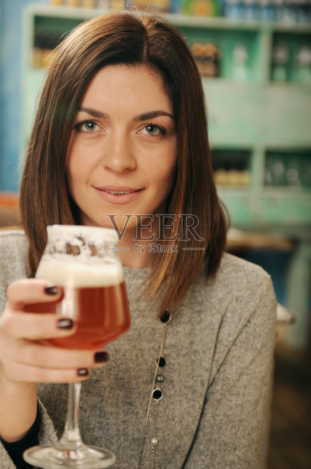 年轻女子喝啤酒的肖像照片摄影图片