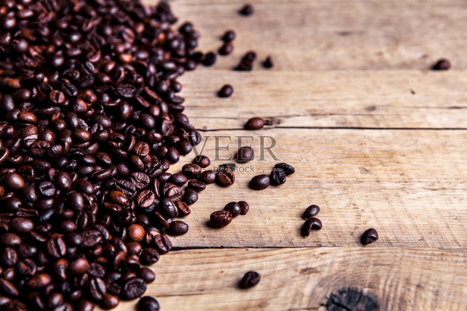 咖啡在垃圾木背景上照片摄影图片