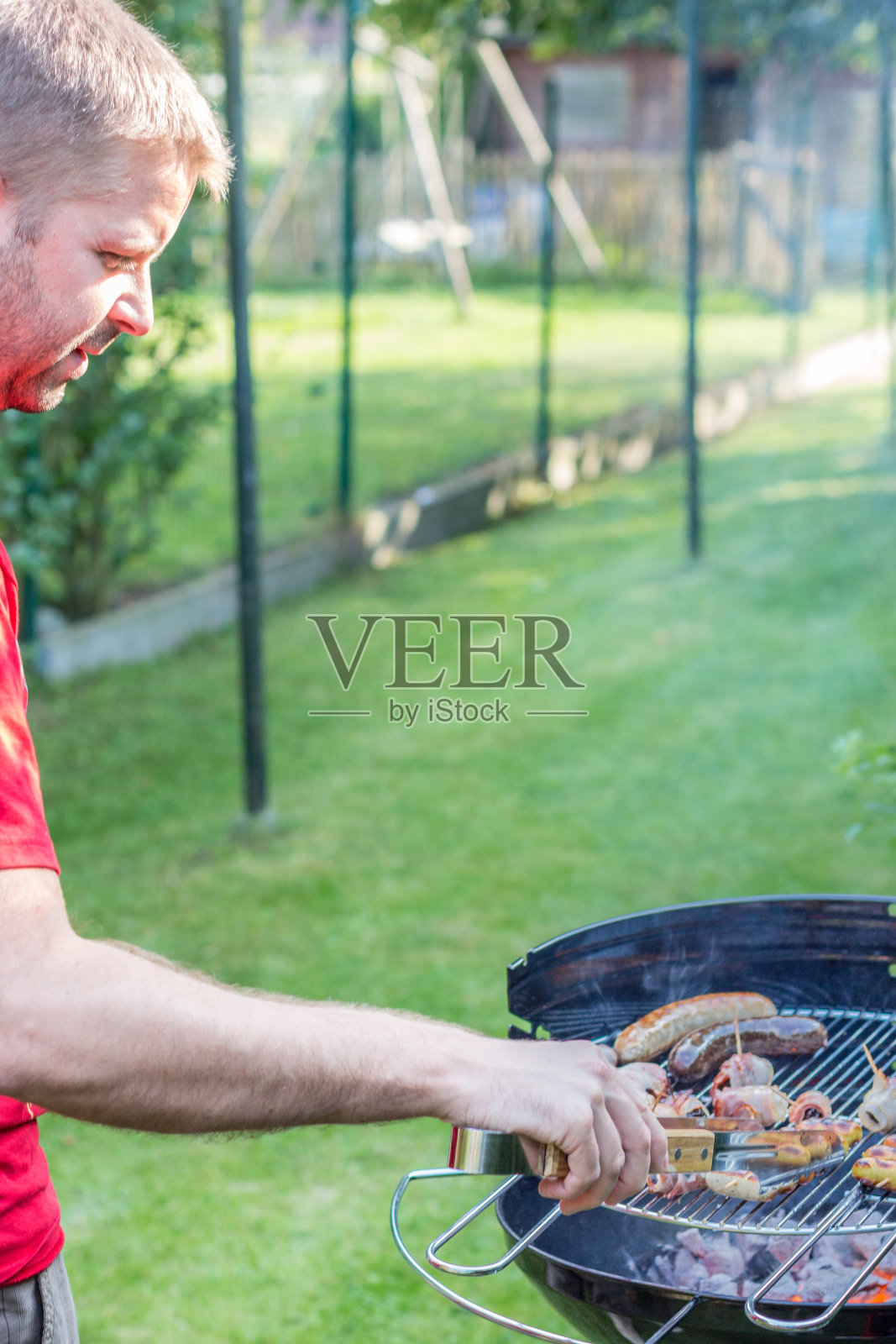 男人正在烤肉照片摄影图片