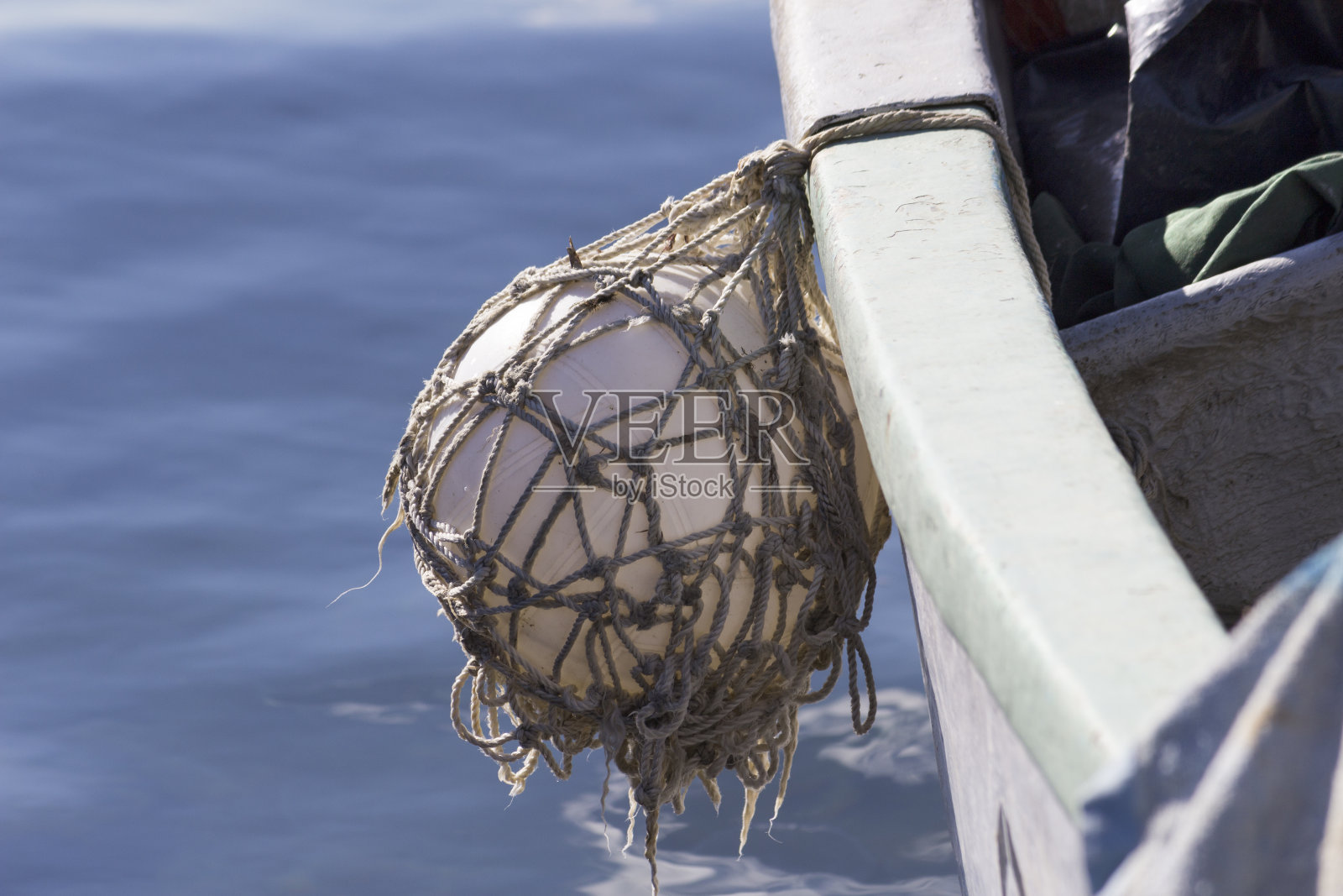 挡板球挂着一艘蓝海渔船照片摄影图片