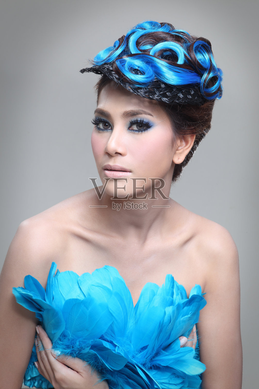 优雅时尚的深色头发的泰国女人摆造型与创造性的发髻照片摄影图片