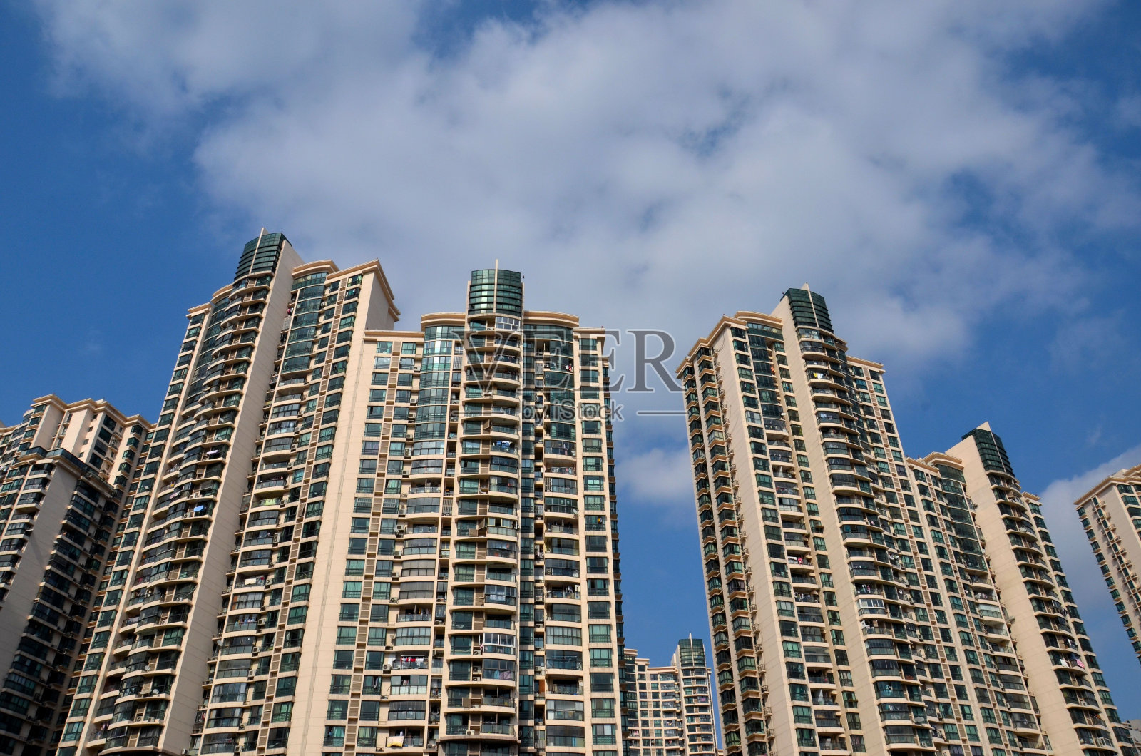 中国上海,高楼林立的住宅公寓照片摄影图片