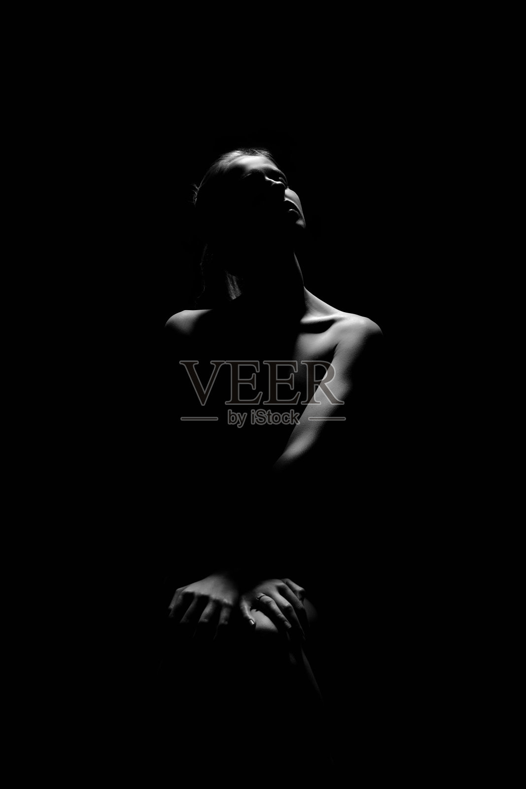 黑暗中的女人照片摄影图片