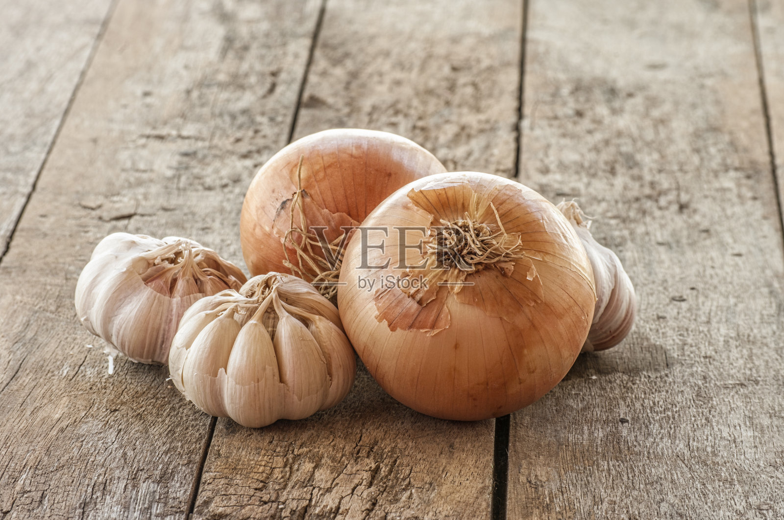 切菜板上放大蒜和洋葱照片摄影图片