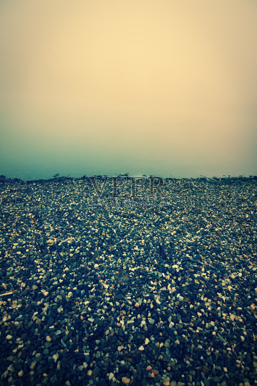 雾中的砾石海滩照片摄影图片