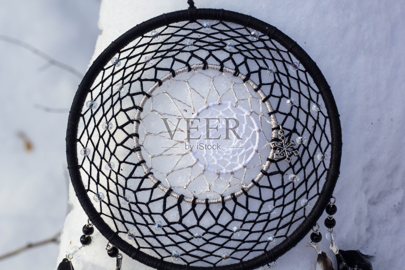 用羽毛、皮革、珠子和绳子做成的捕梦网照片摄影图片