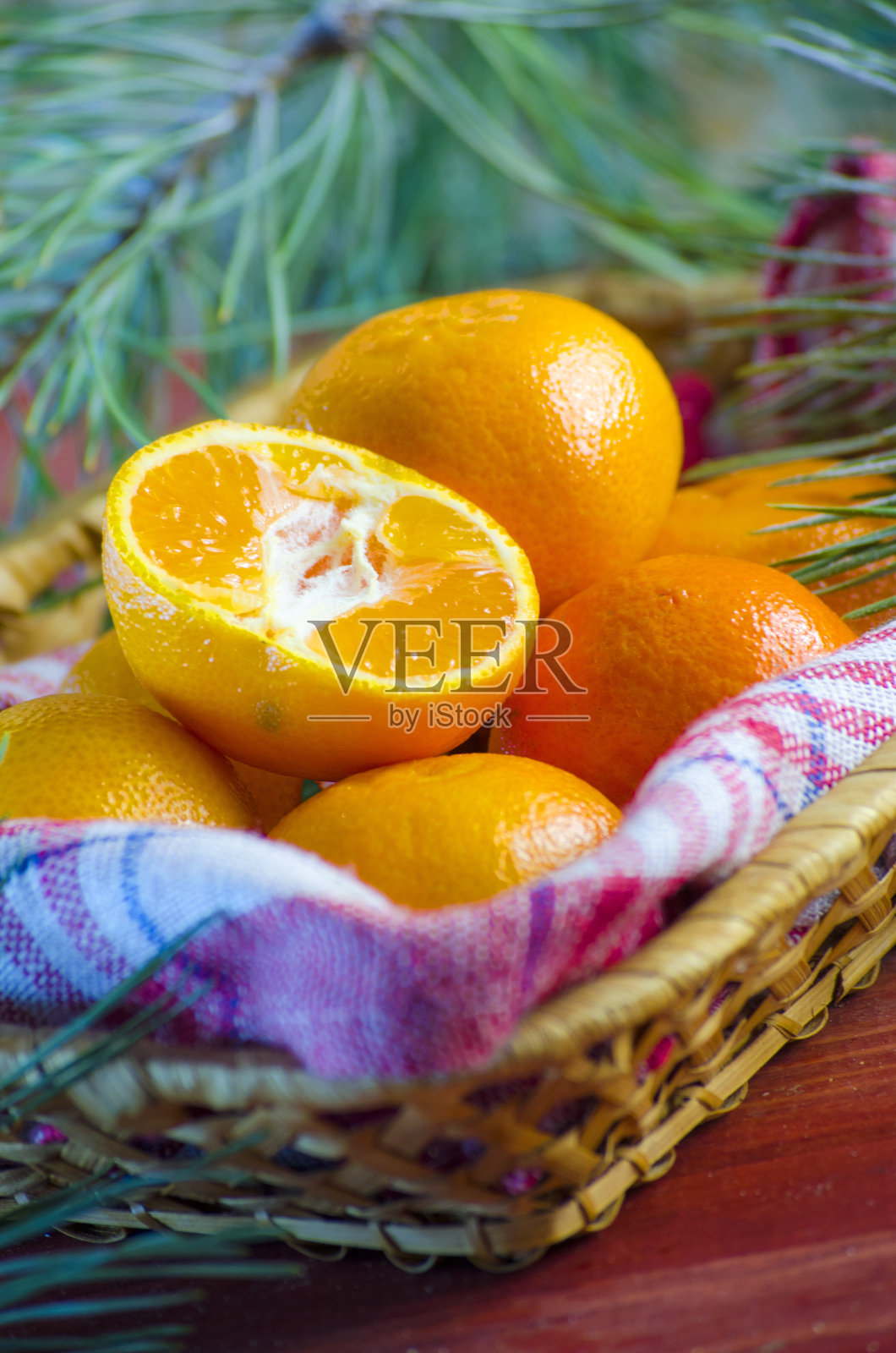 新鲜的橘子放在篮子里照片摄影图片