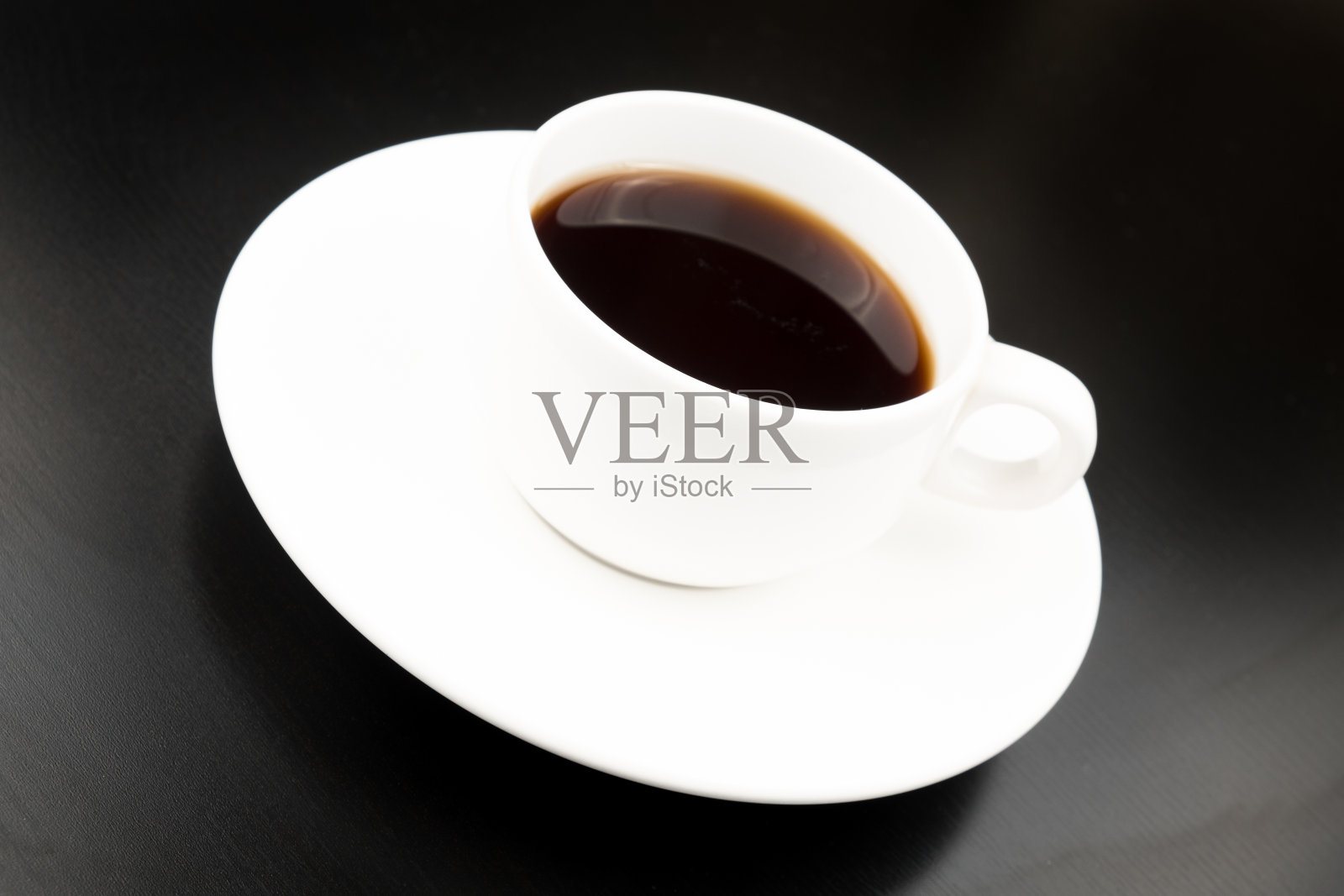 黑色桌子上的黑咖啡照片摄影图片