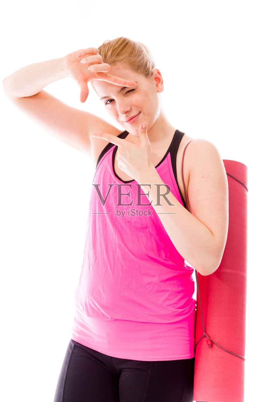 年轻女子拿着运动垫用手指做框架照片摄影图片