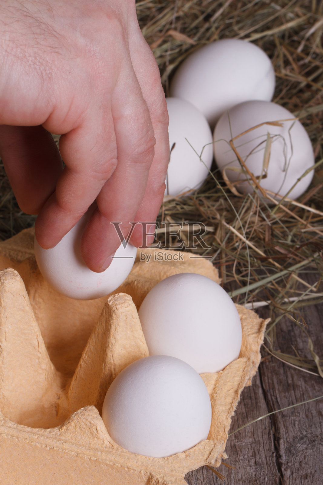手工把鸡蛋都放在一个托盘里照片摄影图片