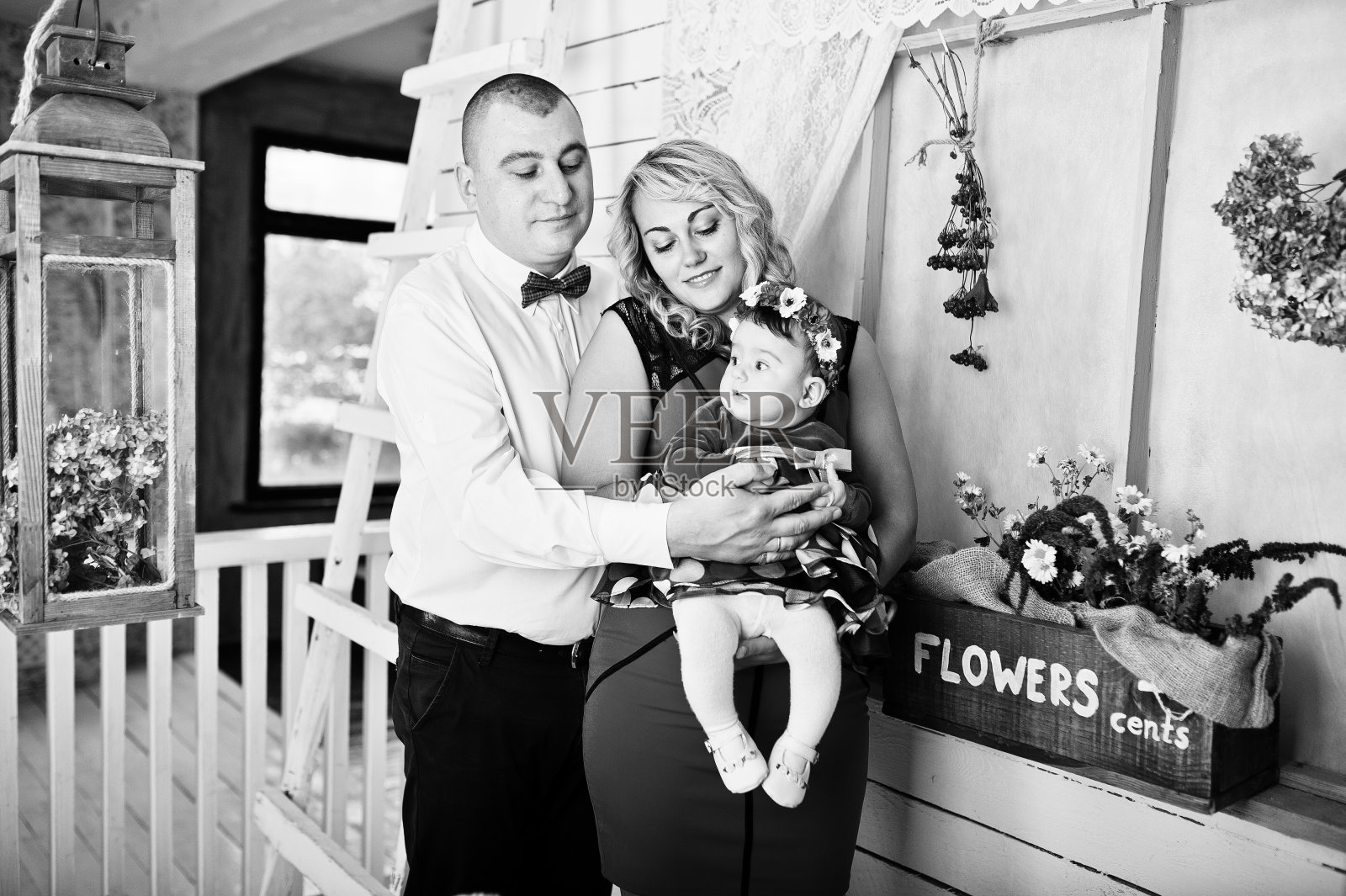 爸爸妈妈和小女儿在工作室合影照片摄影图片