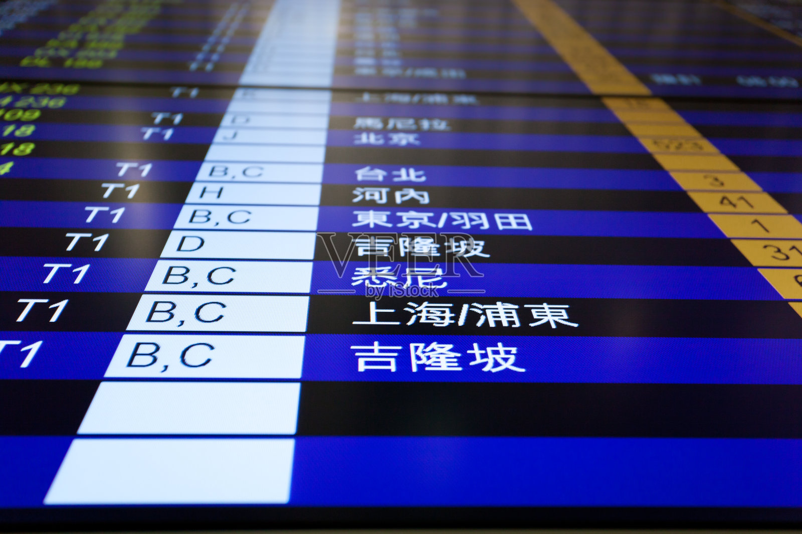 机场的航班信息板上有中文。照片摄影图片