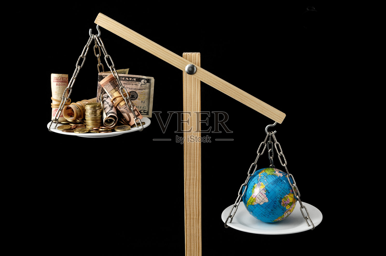 地球和金钱的两盘平衡照片摄影图片