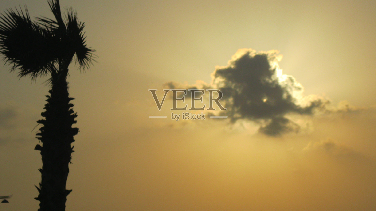 太阳藏在一片云后照片摄影图片