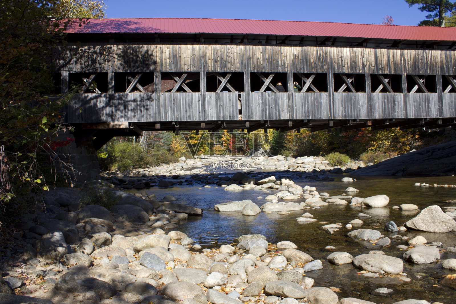 水上红屋顶桥照片摄影图片