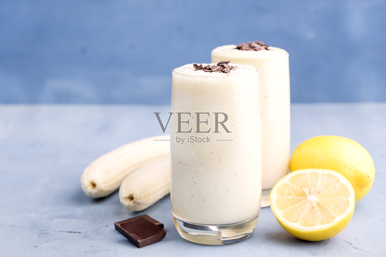 香蕉柠檬水果奶昔和巧克力健康的早餐照片摄影图片