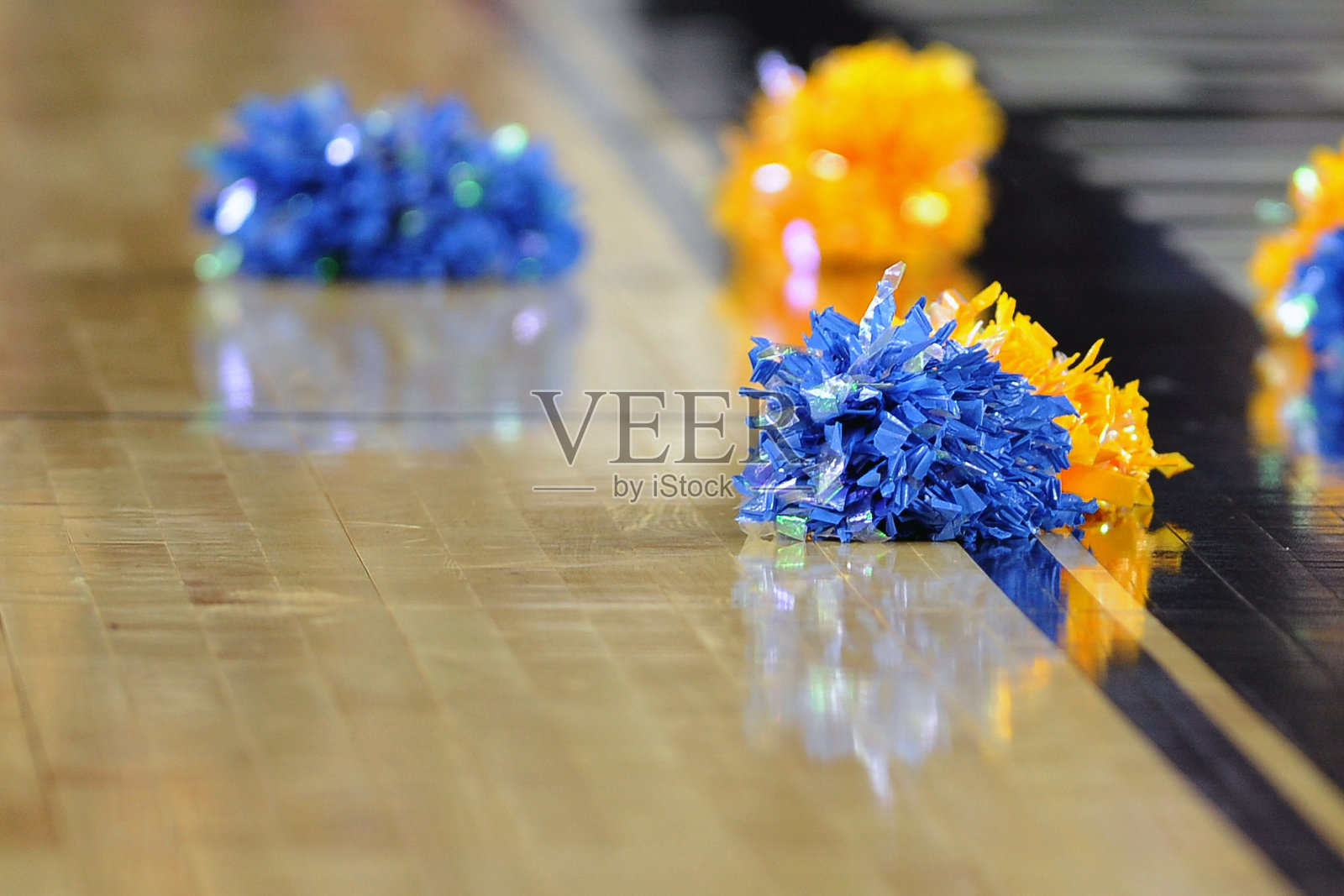 在大学篮球场上啪啪啪啪。照片摄影图片