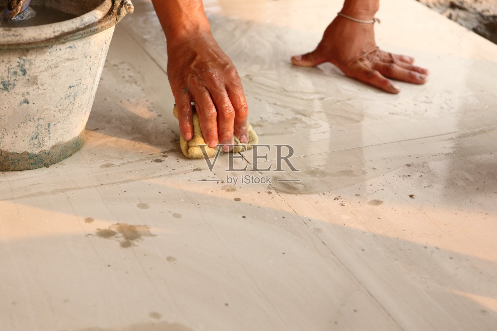 房屋建筑瓷砖铺设照片摄影图片